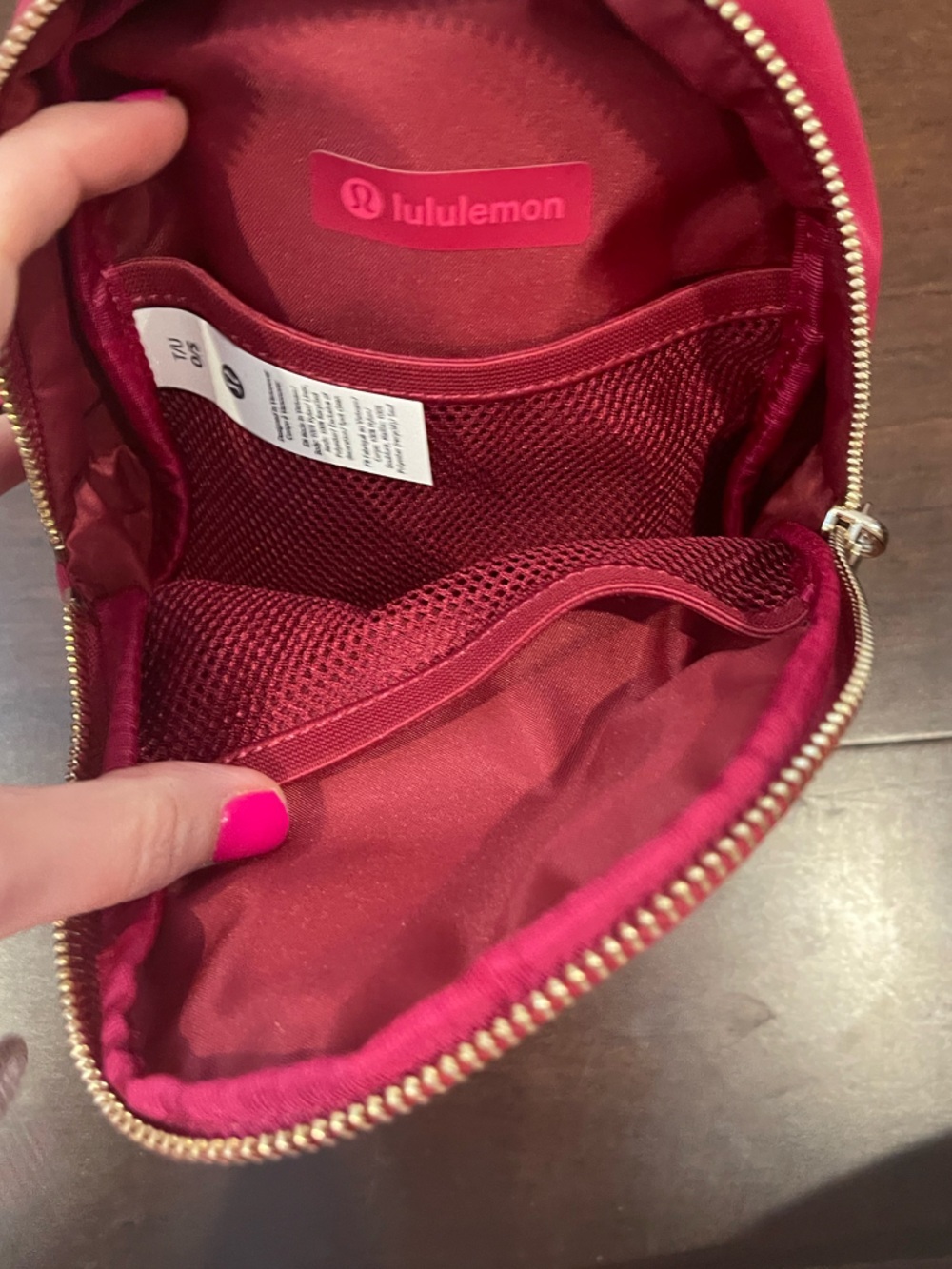 Lululemon everywhere sling bag small 2L berry rumble nwt - Picture 7 of 7